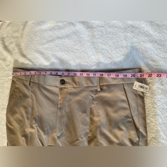 Men's Classic-Fit Wrinkle-Resistant Pleated Chino Pant size 42w x 29L - Picture 6 of 9